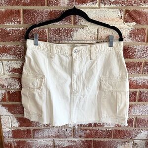 Abercrombie & Fitch Cream Mini Cargo High Rise Skirt Sz 30 Raw Hem Casual Preppy